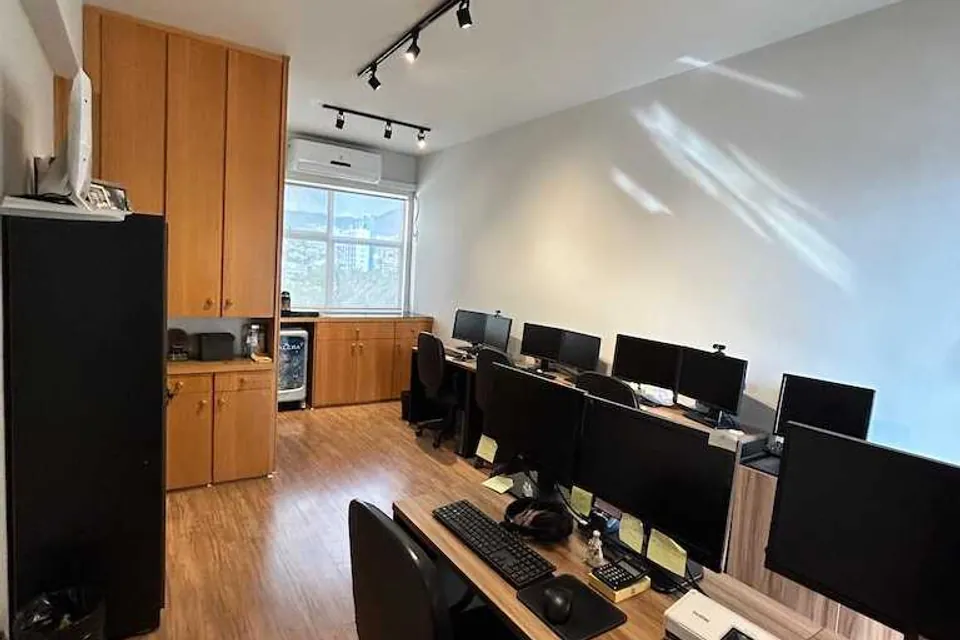 Sala privativa mobiliada no Desk Coworking em Belo Horizonte, alternativa à sala comercial alugada.